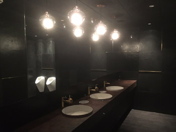 Sanitäranlage mit Pissoir in Gastronomie